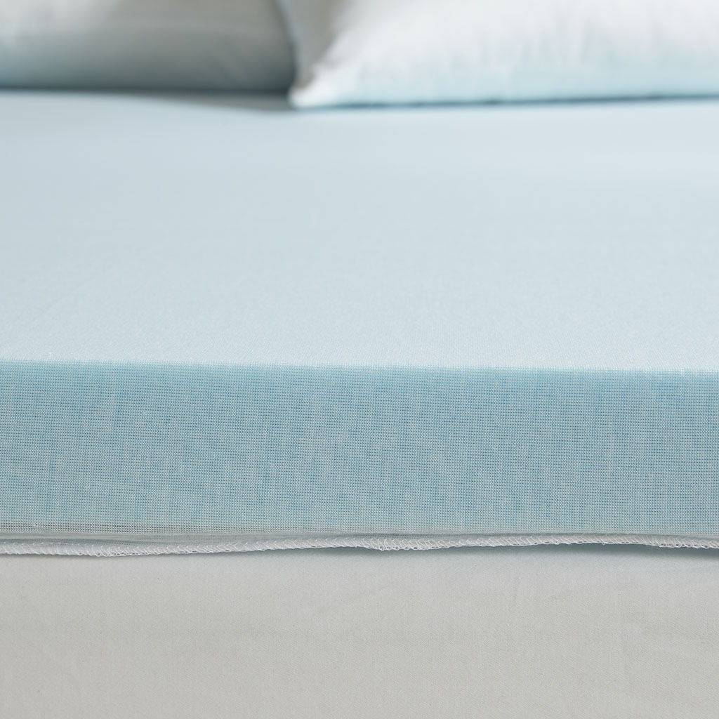 Queen Gel Memory Foam Mattress Topper - White