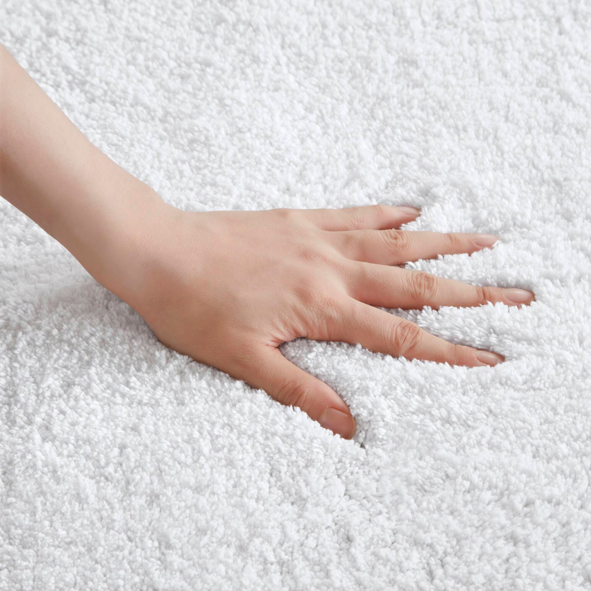 Evan - 24" x 40" Tufted Bath Rug - White