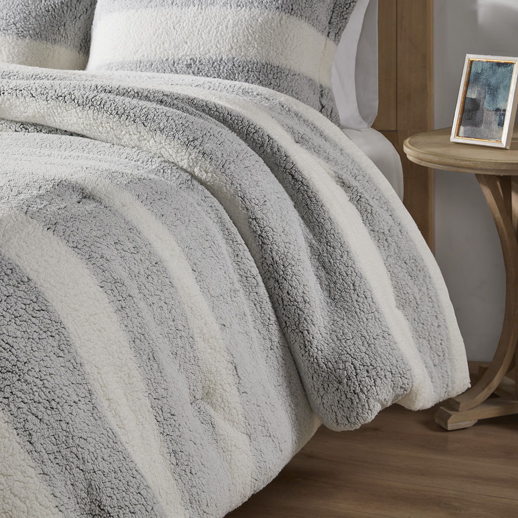 Hollis - Sherpa Comforter Set - Green / Ivory