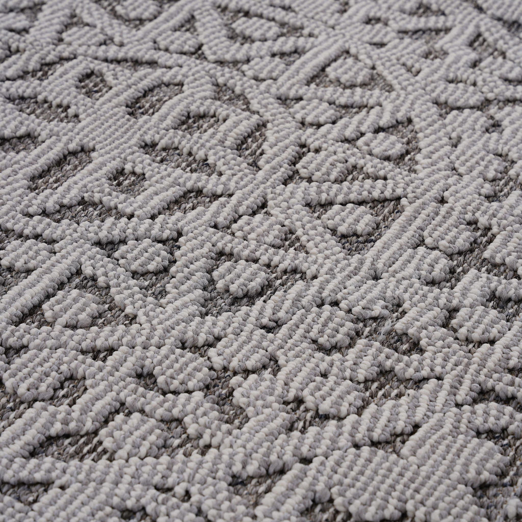 Guros - 6' X 9' Medallion Indoor / Outdoor Area Rug - Gray / White