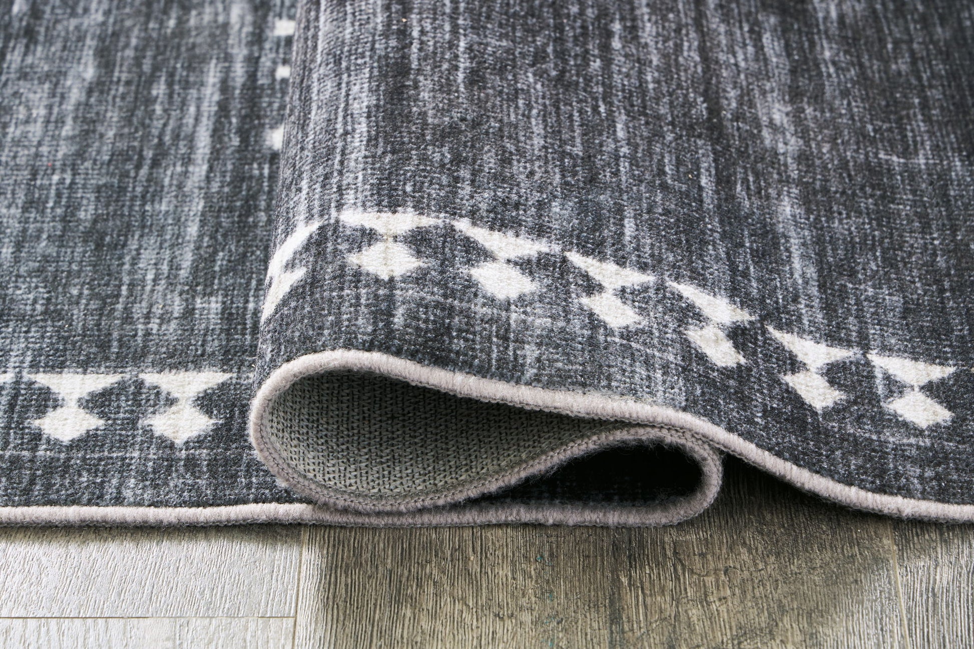 Arloman - 5' x 7' Rug - Black / Cream / Gray