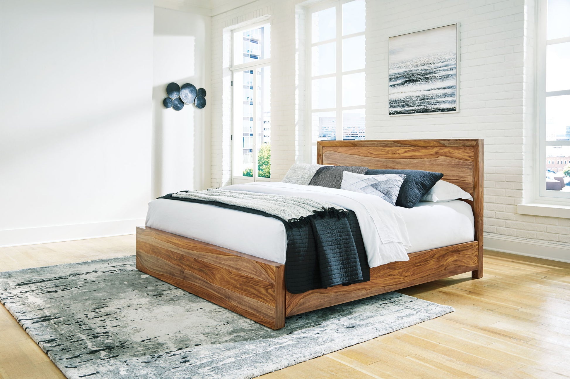 Dressonni - Queen Panel Bed - Brown