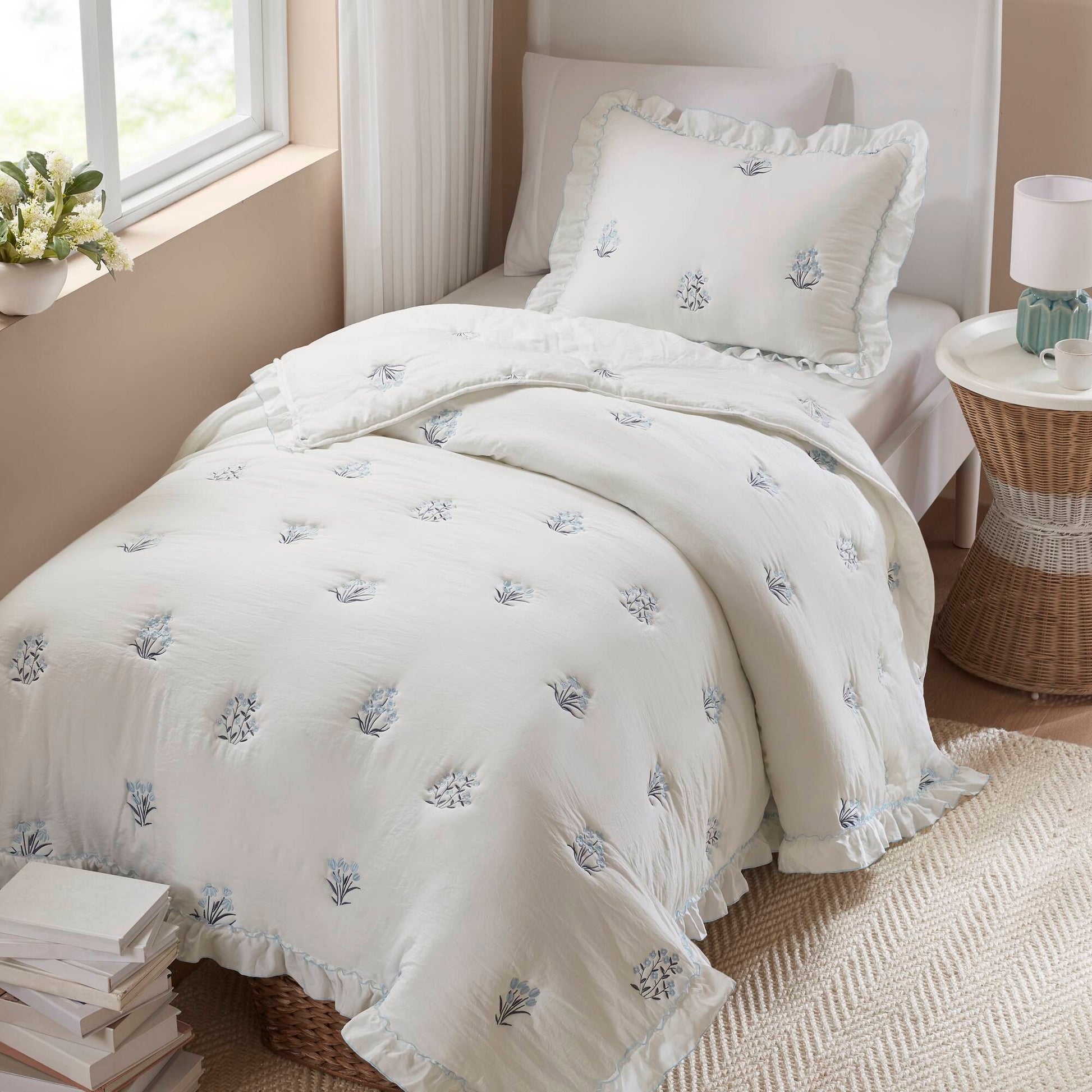 Aglaia - Twin Quilt Set - White / Light Blue