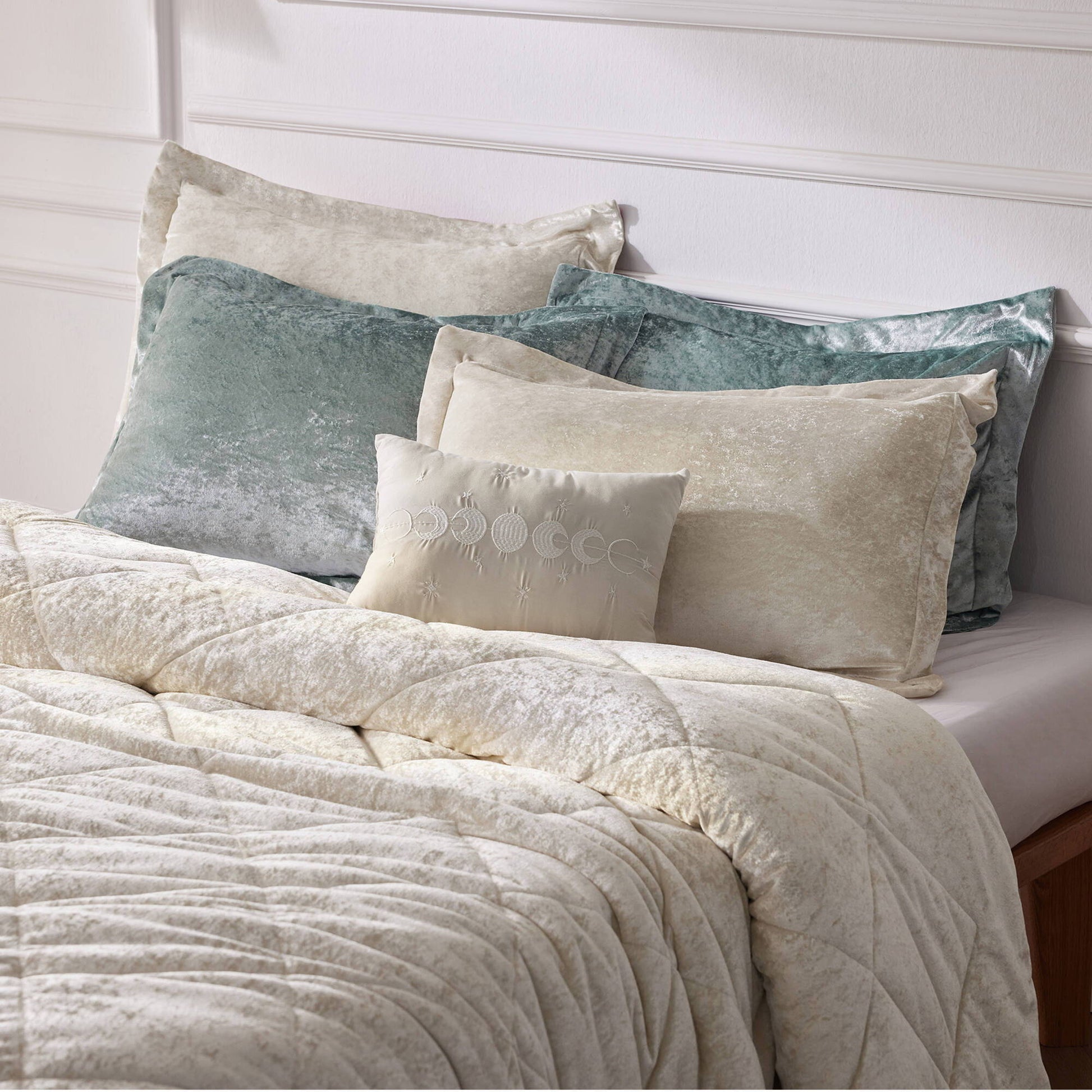 Felicia - Velvet Duvet Cover Set With Throw Pillow - Champagne