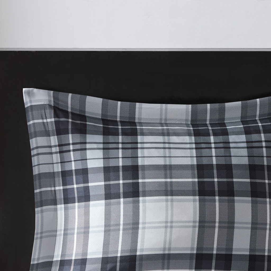Parkston - Twin 3M Scotchgard Down Alternative All Season Comforter Set - Black / White