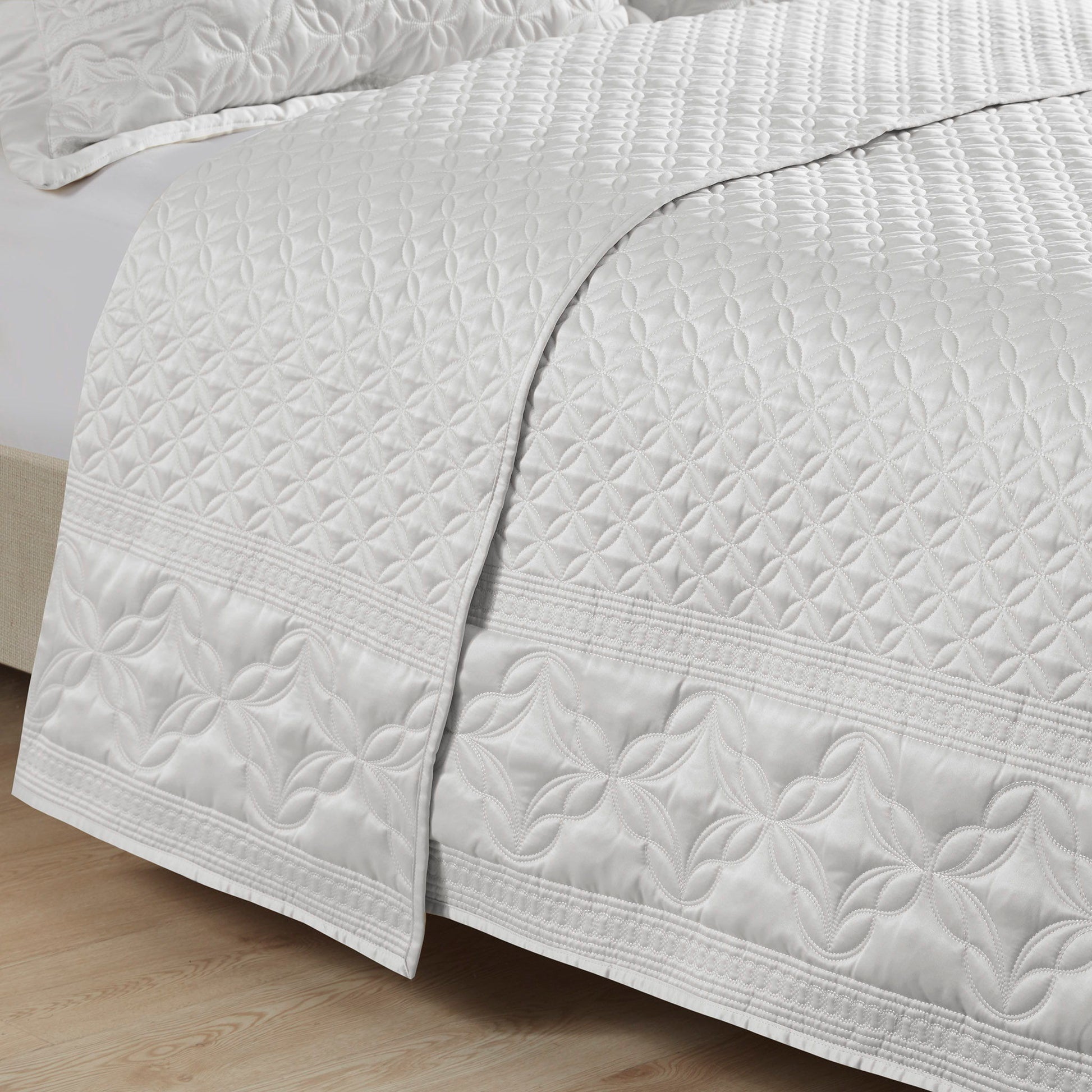 Versailles - 3 Piece Queen Gray Quilt Set - Gray