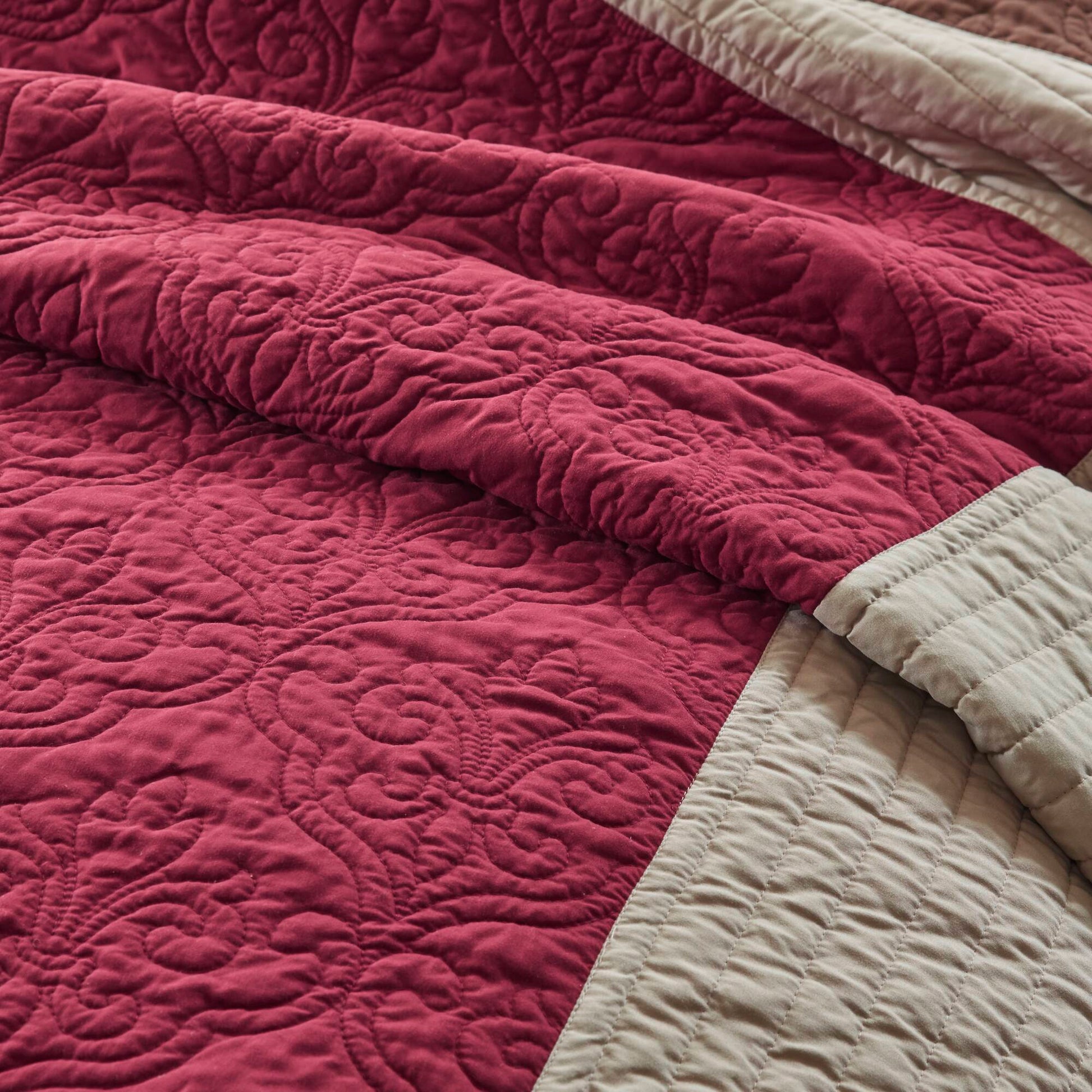 Attingham - Full/Queen 7 Piece Quilt Set With Euro Shams And Throw Pillows - Red