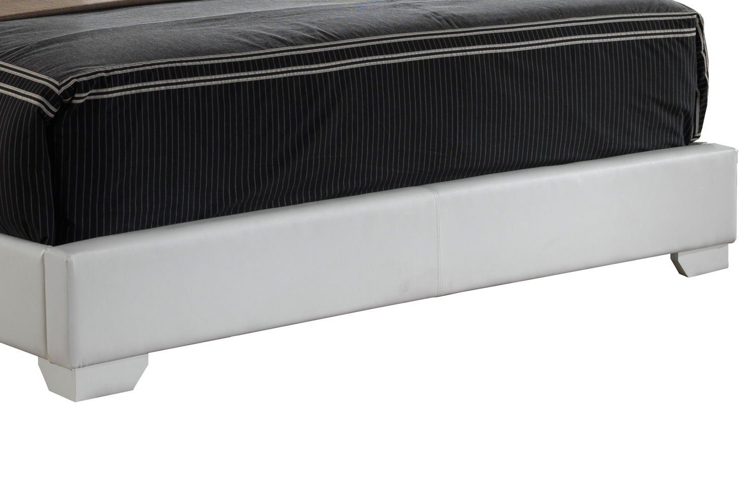 Elegant Platform Bed For Relaxed Spaces